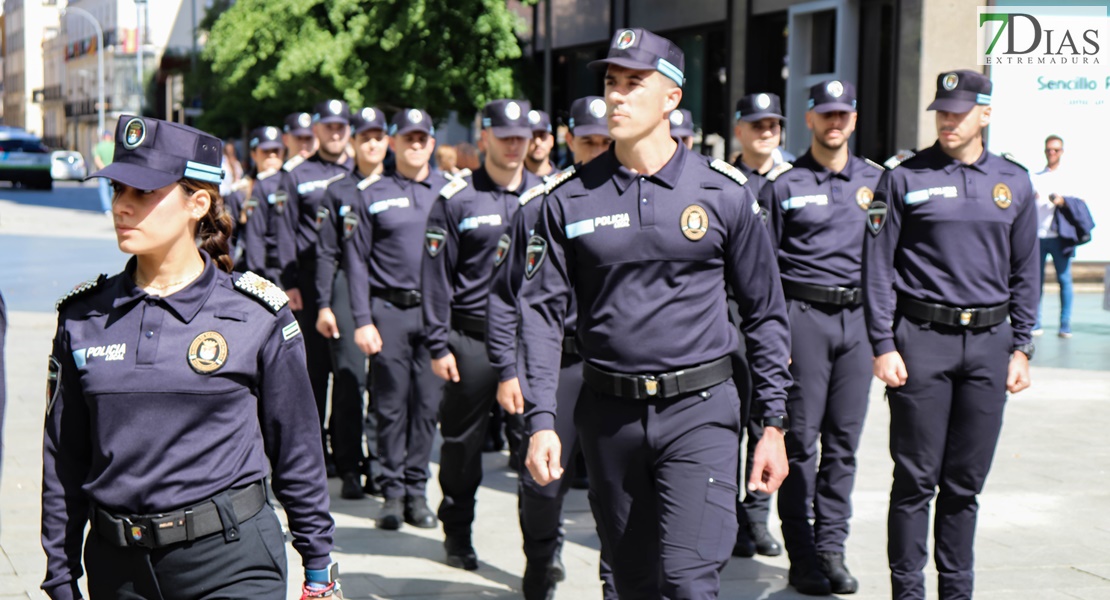 ¡Gorras al aire! Extremadura tiene nuevos policías locales y 7 mandos ascienden