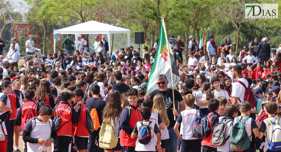 Miles de escolares extremeños bailan el Candil en Badajoz