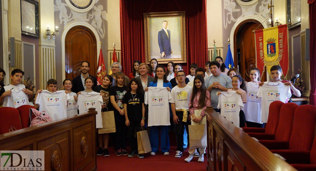 Los ganadores de 'Por un Mundo Igualitario, diseña tu camiseta’ reciben su premio en Badajoz