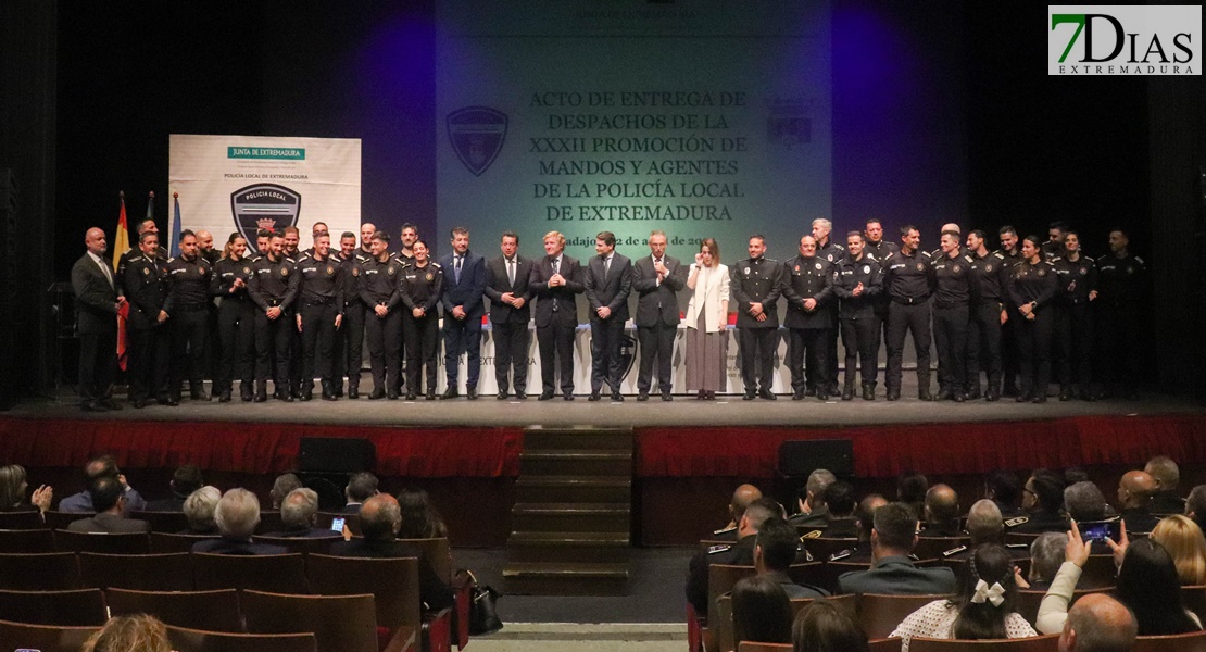 ¡Gorras al aire! Extremadura tiene nuevos policías locales y 7 mandos ascienden