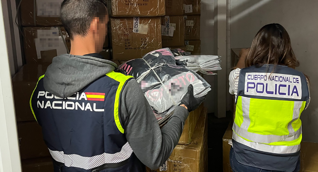 Intervienen dos toneladas de camisetas de fútbol falsificadas que iban a ser vendidas en la Eurocopa