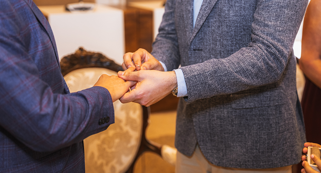 Polémica en Extremadura tras la bendición de un cura a una pareja gay