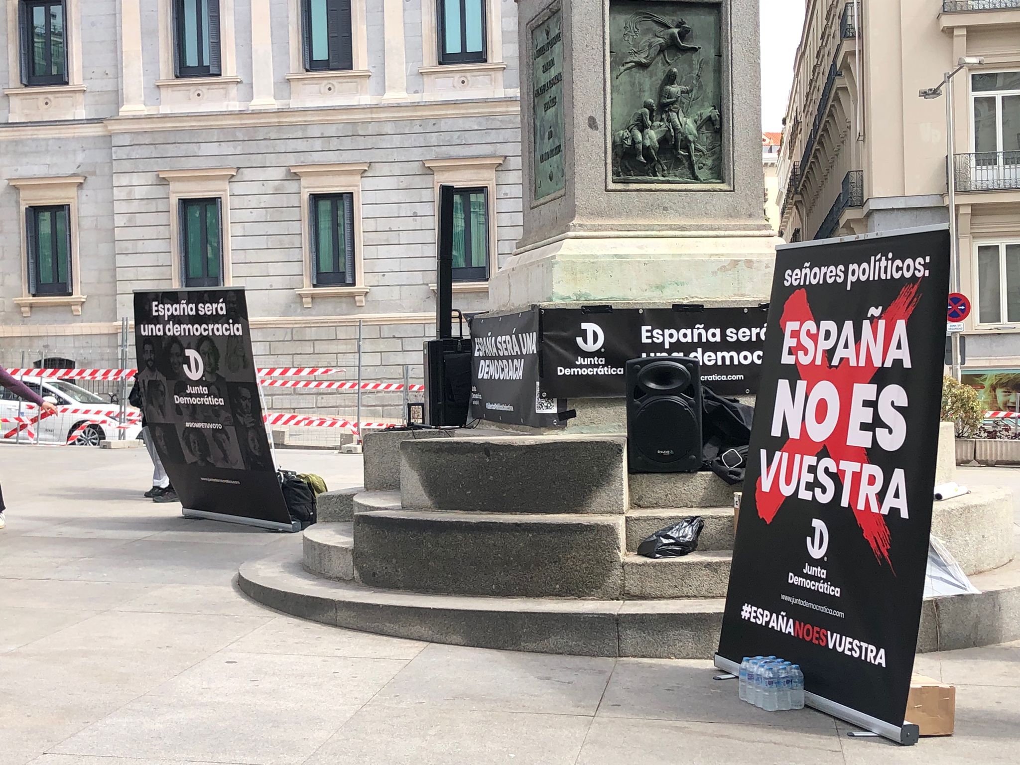 Dos extremeños se plantan frente al Congreso por la libertad de expresión