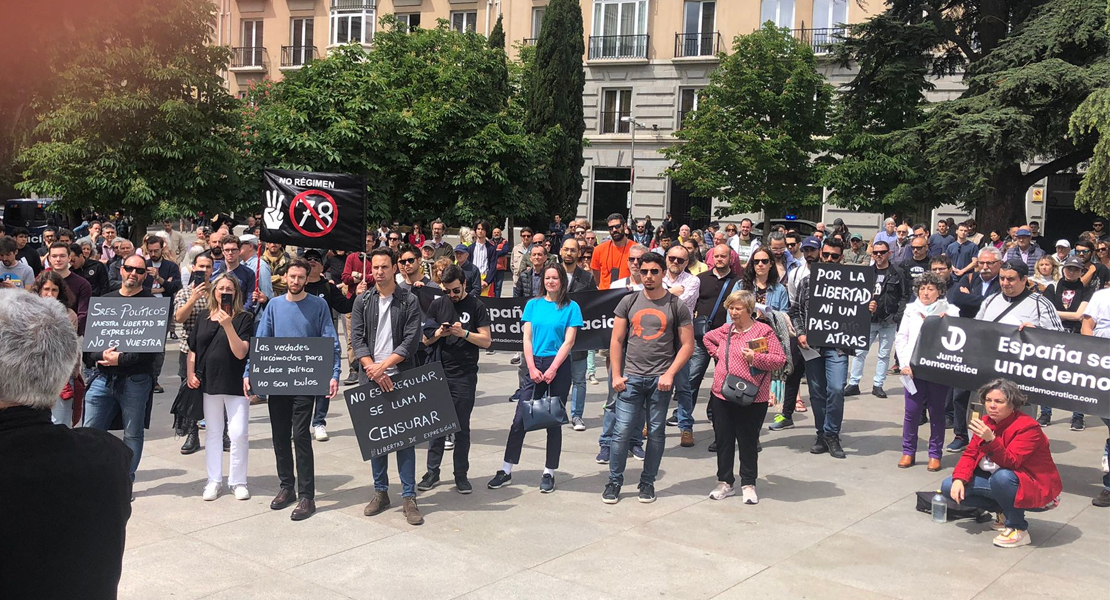 Dos extremeños se plantan frente al Congreso por la libertad de expresión