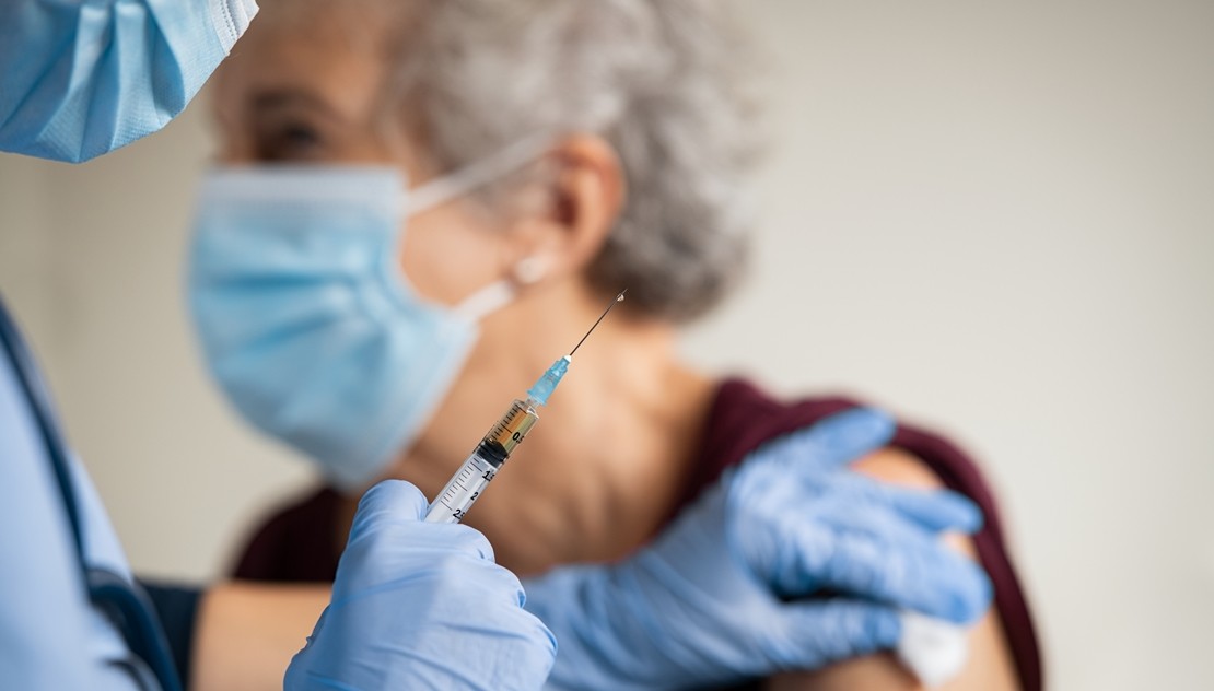 AstraZeneca confirma casos de trombosis con sus vacunas contra el covid