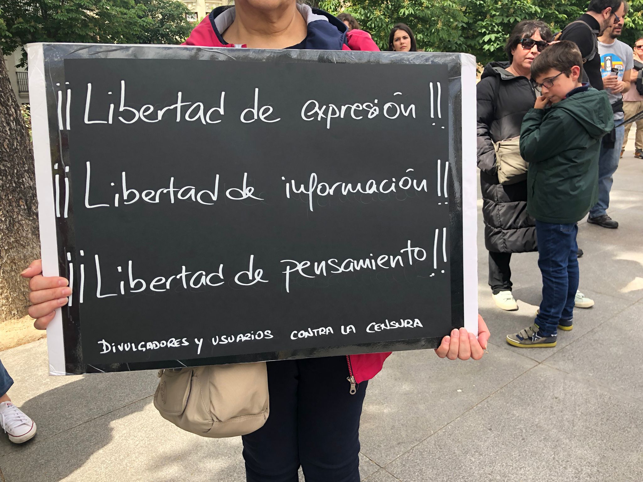 Dos extremeños se plantan frente al Congreso por la libertad de expresión