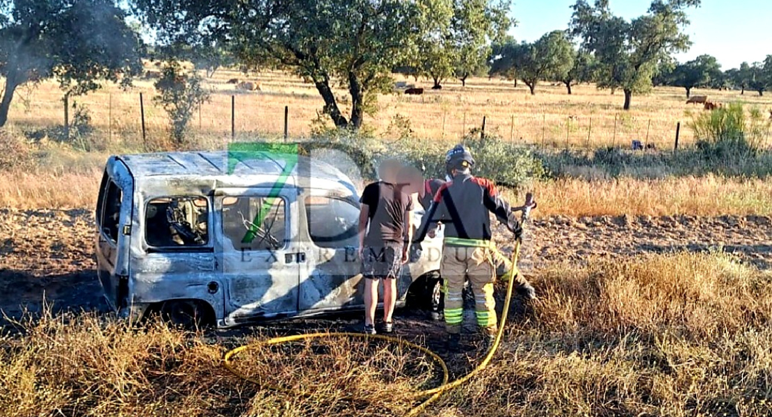 Se calcina un vehículo cercano a Villafranco del Guadiana (BA)