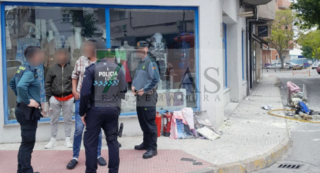 Los bomberos rescatan a dos personas de un incendio en un bazar extremeño