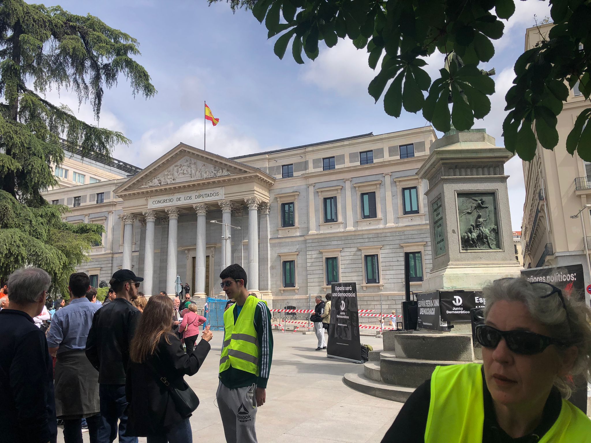 Dos extremeños se plantan frente al Congreso por la libertad de expresión