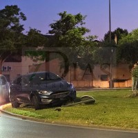 Un vehículo se empotra contra una rotonda en Badajoz