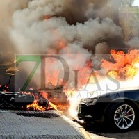 Trasladado con quemaduras tras incendiarse varios vehículos en Mérida