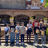 Los más pequeños aprenden a fabricar papiros y escribir textos jeroglíficos en el monasterio de Rocamador