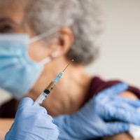 AstraZeneca confirma casos de trombosis con sus vacunas contra el covid