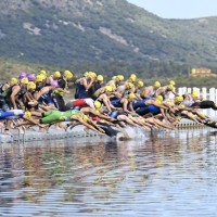 El campeonato extremeño de triatlón por equipos se decide en la Playa de Peloche