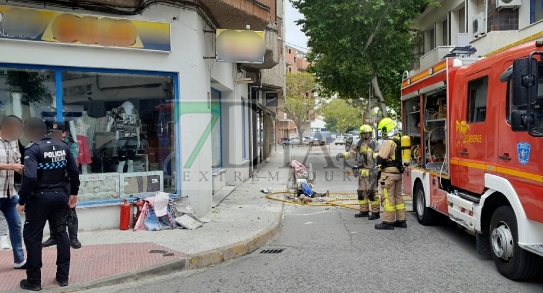 Los bomberos rescatan a dos personas de un incendio en un bazar extremeño