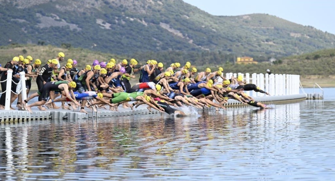 El campeonato extremeño de triatlón por equipos se decide en la Playa de Peloche