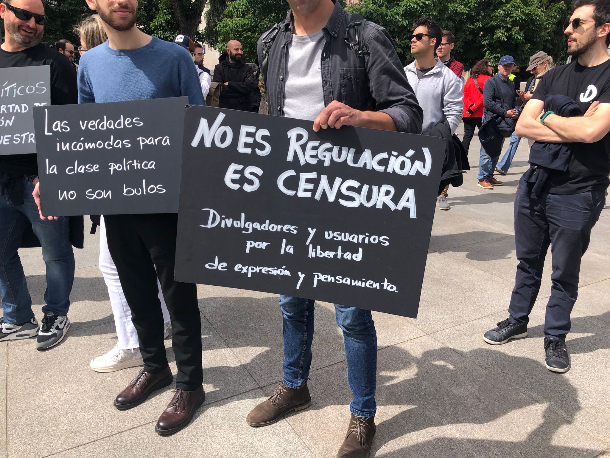 Dos extremeños se plantan frente al Congreso por la libertad de expresión