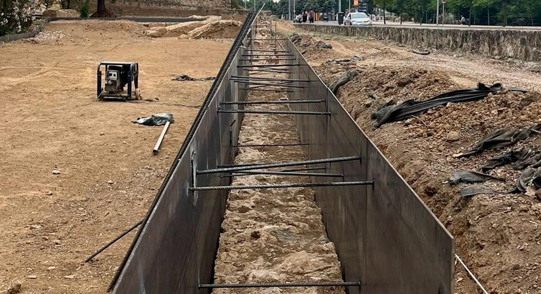 Avanzan las labores de delimitación del Camino Cubierto en la ladera de la Alcazaba