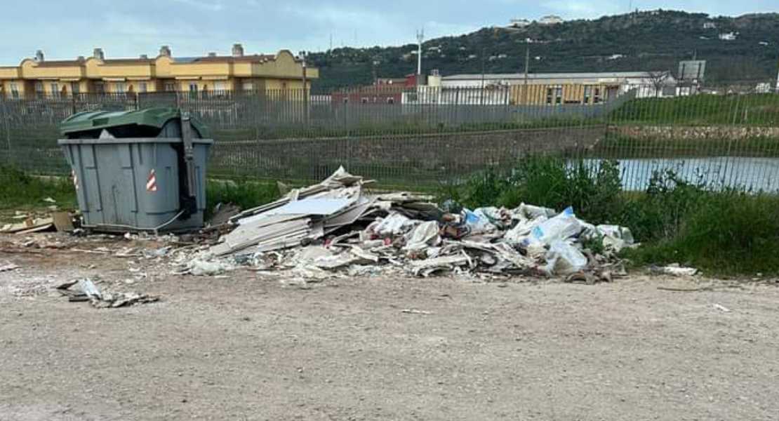 Denuncian que la Charca Musia se ha convertido en "un vertedero incontrolado en una zona comercial"