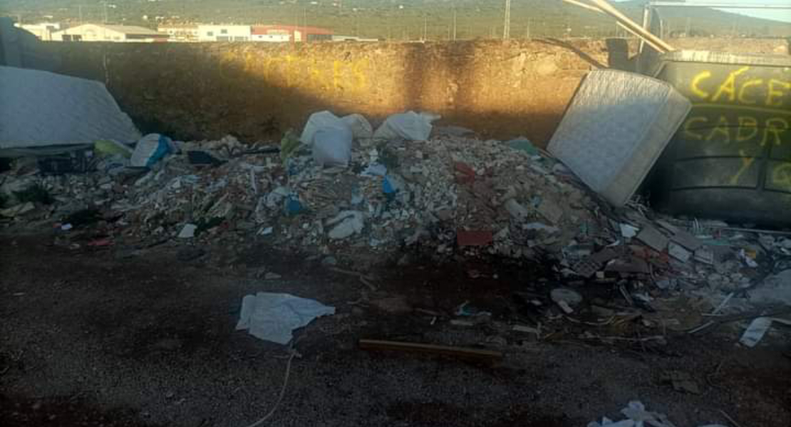 Denuncian que la Charca Musia se ha convertido en "un vertedero incontrolado en una zona comercial"