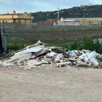 Denuncian que la Charca Musia se ha convertido en "un vertedero incontrolado en una zona comercial"