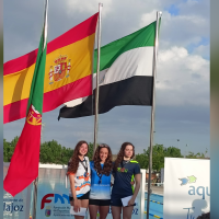 Cinco empresas de Badajoz patrocinan a una joven nadadora al quedarse sin ayudas