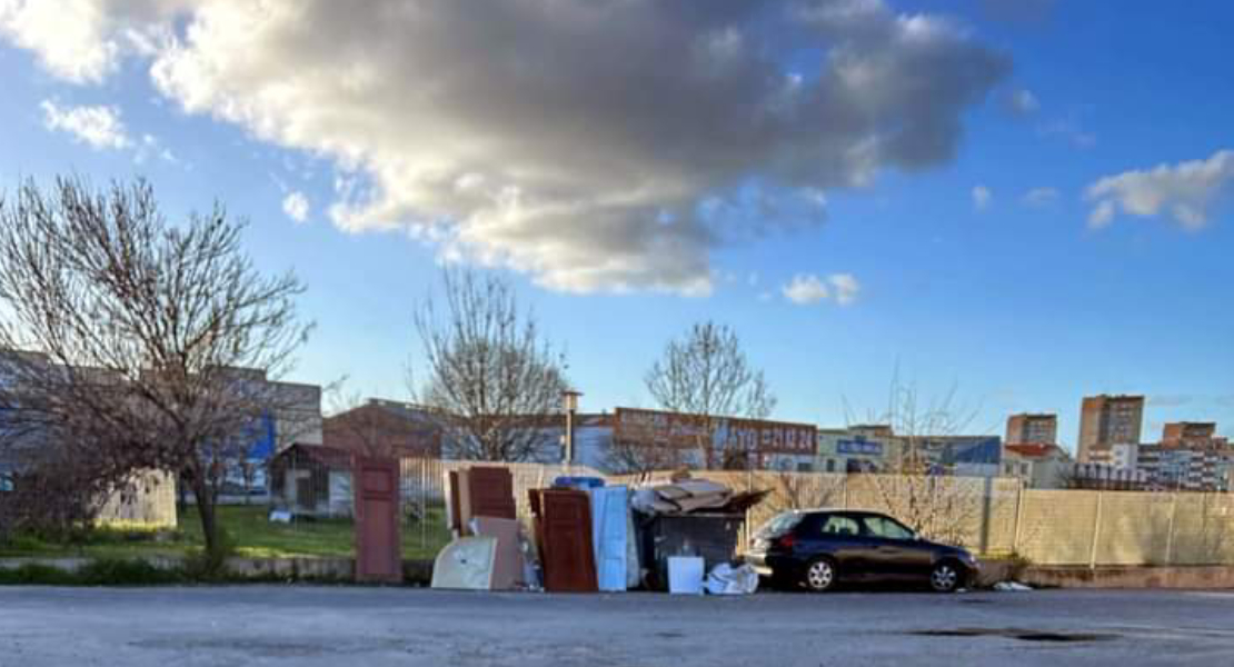 Denuncian que la Charca Musia se ha convertido en "un vertedero incontrolado en una zona comercial"