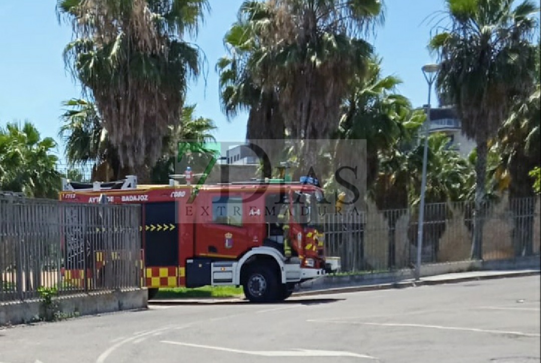 Incendio en El muelle del Guadiana en Badajoz