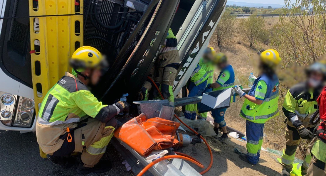 Dos heridos tras volcar un camión en Navalmoral de la Mata: el conductor y un bombero del SEPEI