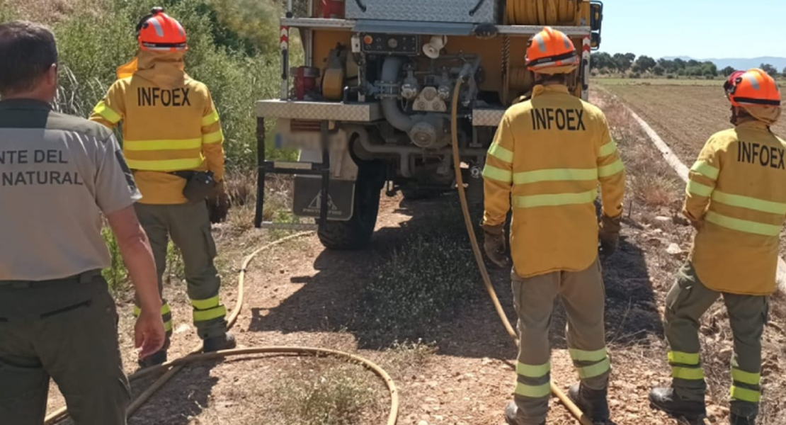 Un incendio forestal afecta a las vías de tren extremeñas