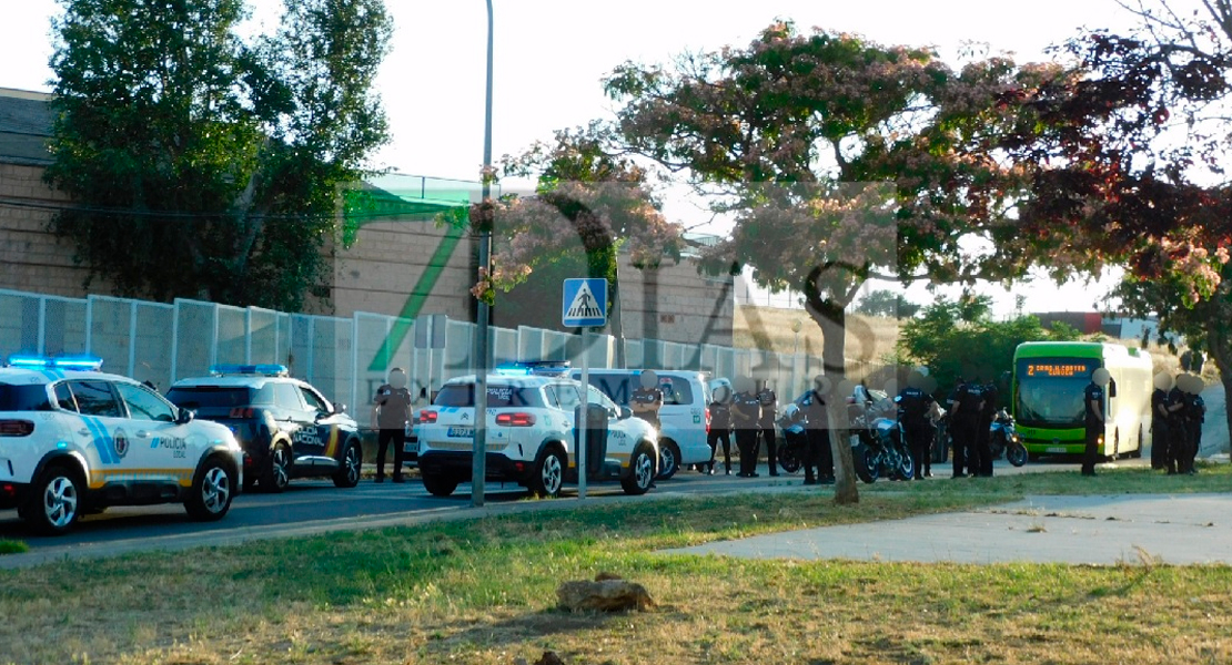 Decenas de personas rodean a la Policía en el Gurugú de Badajoz