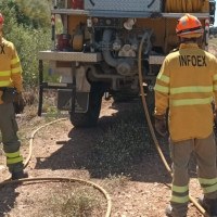 Un incendio forestal afecta a las vías de tren extremeñas