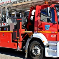 Un incendio a pleno día alerta a los trabajadores del polígono de Cáceres