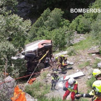 Tres menores en estado grave tras precipitarse un microbús