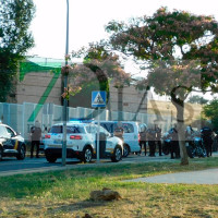 Decenas de personas rodean a la Policía en el Gurugú de Badajoz