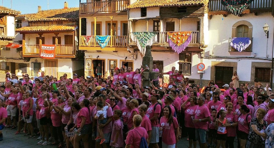 La marcha solidaria por el cáncer de mama que moviliza a todo un pueblo celebra su IV edición