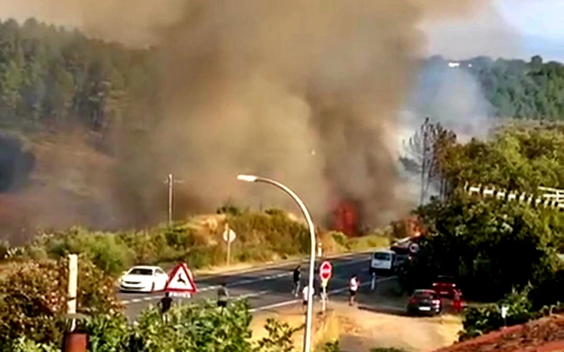 El INFOEX lucha contra un incendio forestal nivel 1 en Perales del Puerto (CC)