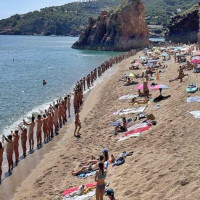 Reivindican el naturismo con una gran cadena nudista en una playa española