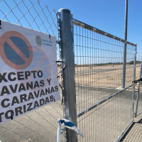 “El Ayuntamiento cierra con candado la zona de caravanas del recinto ferial”
