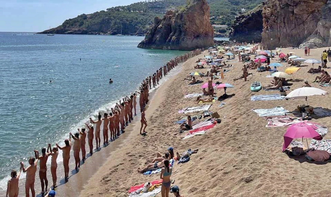 Reivindican el naturismo con una gran cadena nudista en una playa española
