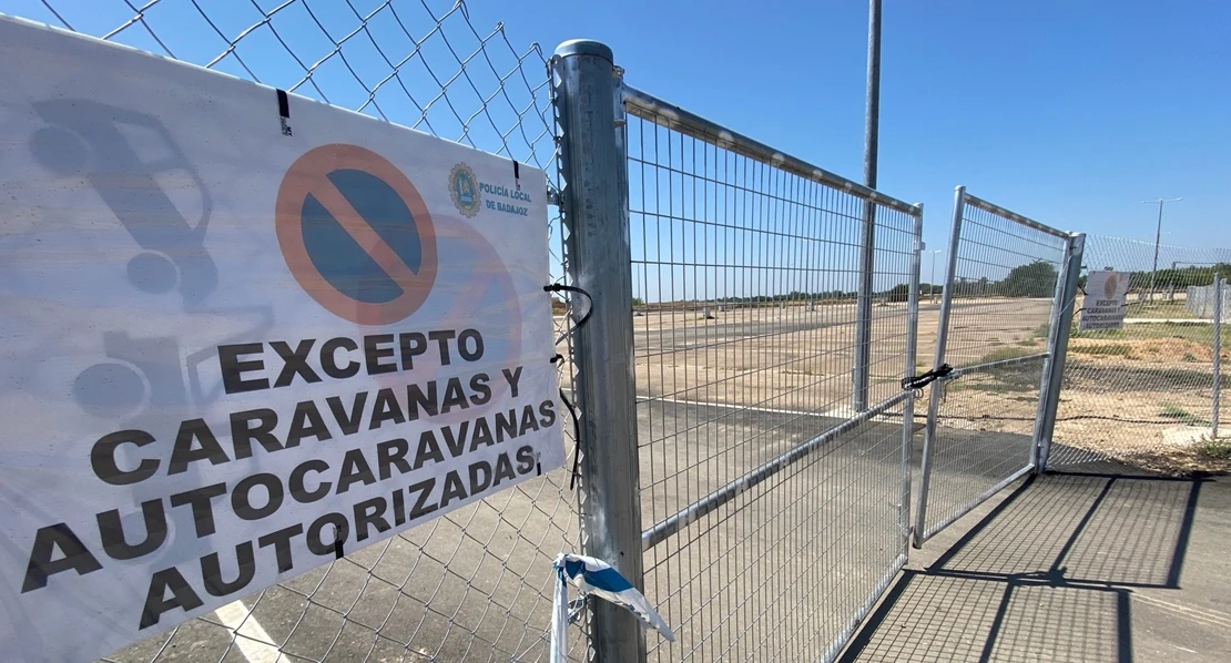“El Ayuntamiento cierra con candado la zona de caravanas del recinto ferial”