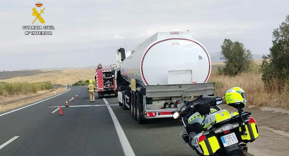 Un vehículo que transportaba mercancías peligrosas provoca un incendio en la A-66