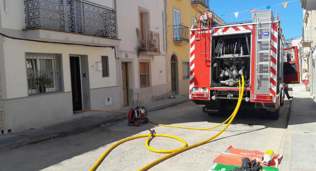 El incendio de una vivienda con una familia en Casar de Cáceres dentro alerta a los Bomberos del SEP