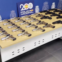 Detenidos mientras ocultaban 35 pistolas camufladas en un vehículo para huir del país