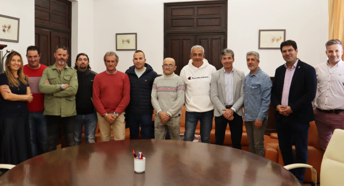 Diputación recibe a los operarios desplazados hasta Valencia para colaborar en las labores de limpieza