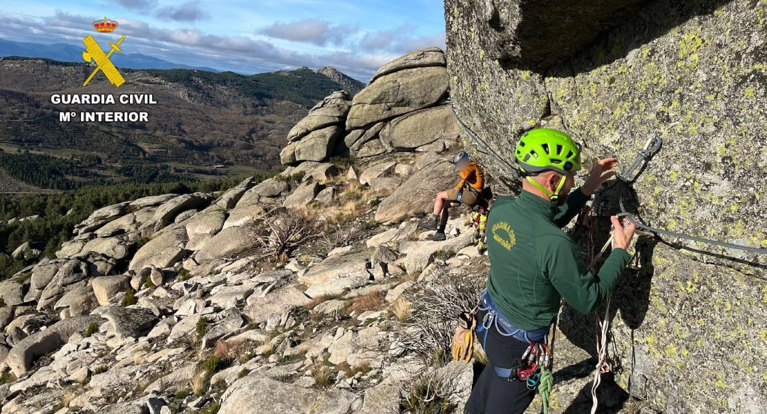 Un escalador queda atrapado colgando de sus arneses en Extremadura