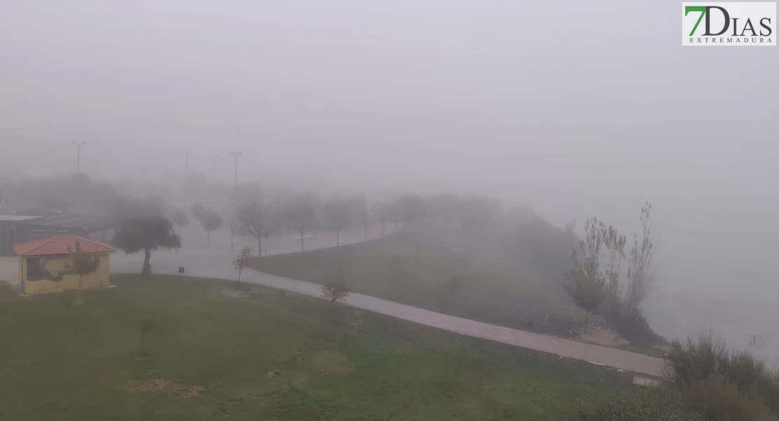 FOTONOTICIA: Precaución en la conducción, Badajoz amanece con bancos de niebla