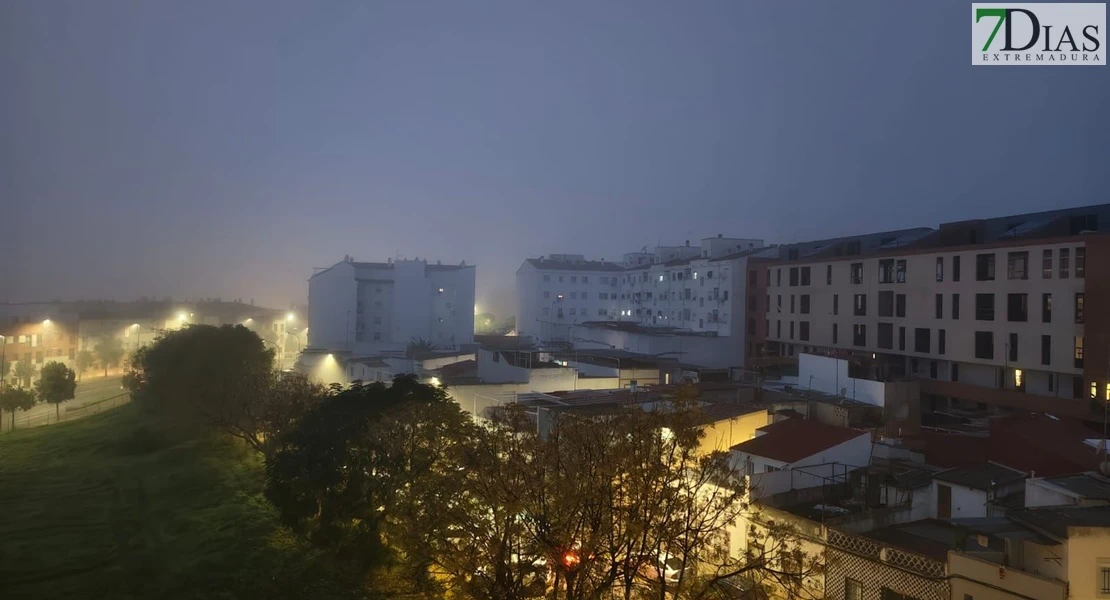 FOTONOTICIA: Precaución en la conducción, Badajoz amanece con densos bancos de niebla