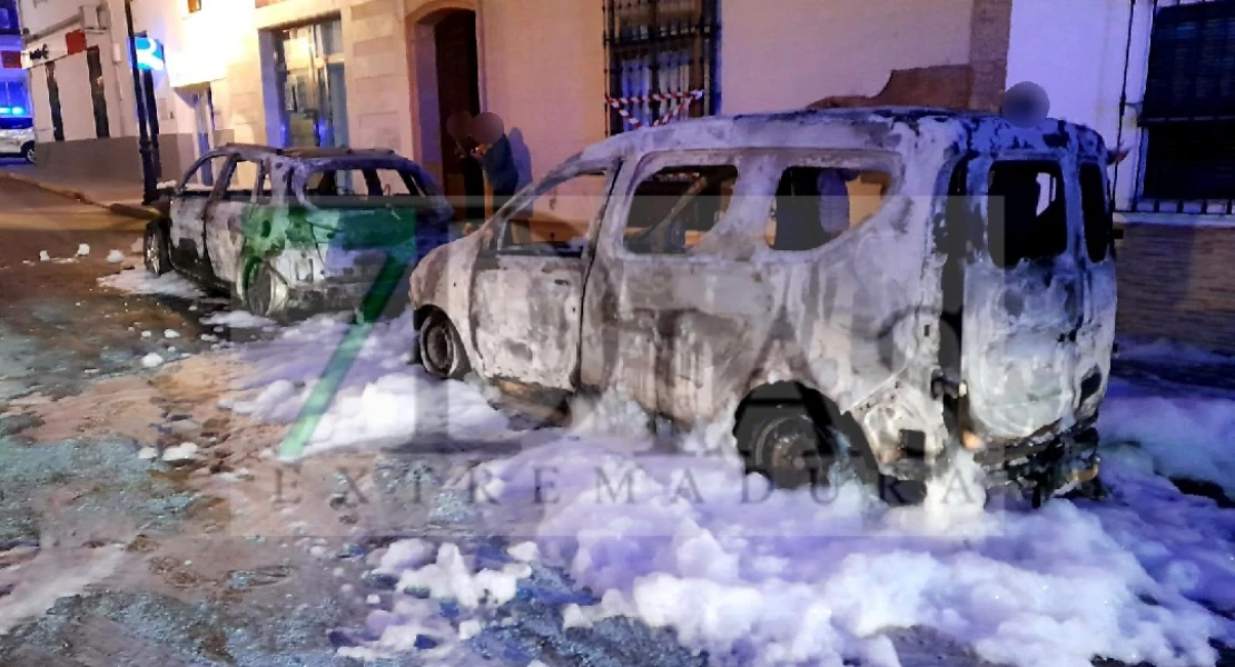El incendio de dos vehículos afecta a una vivienda con tres personas en el interior