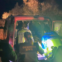 Rescatan a un hombre tras volcar con su coche en Castañar de Ibor (Cáceres)